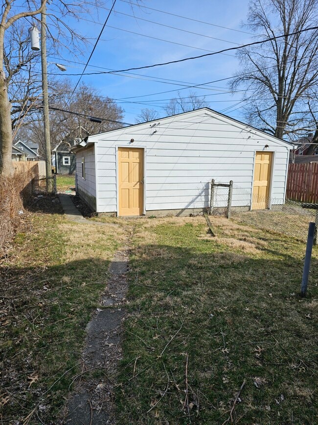 Building Photo - 703 N Gladstone Ave