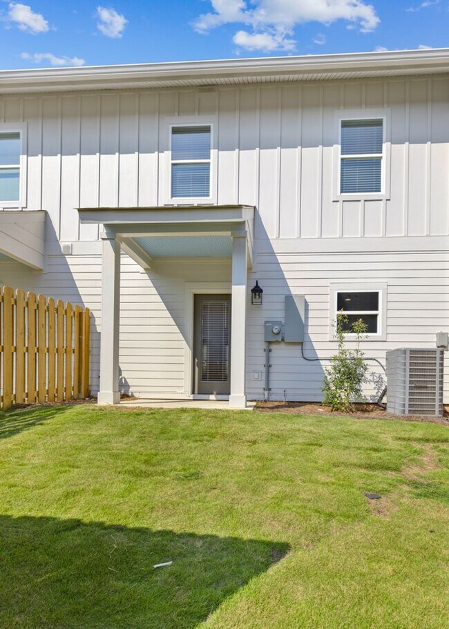 Building Photo - 3260 Academy Dr