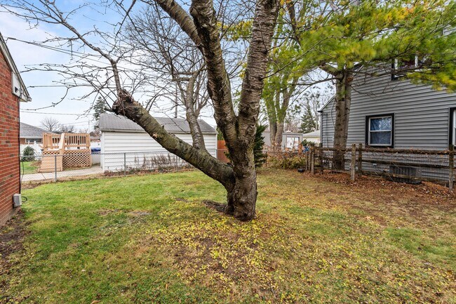 Building Photo - 5525 Sunnyside Dr