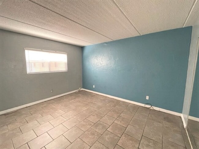 Building Photo - 2 Bedroom 1 Bath condo includes water for $1000