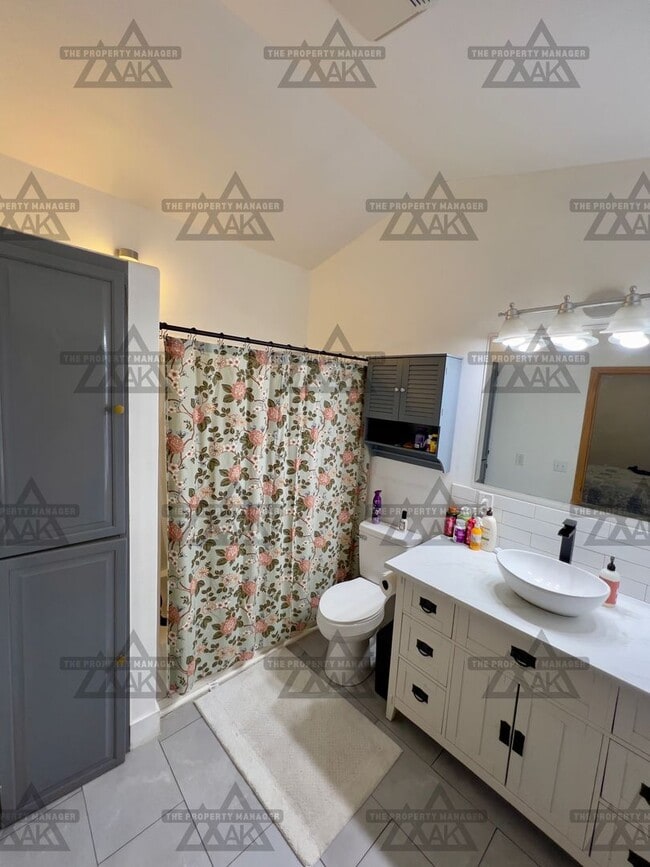 Building Photo - Charming Pet-Friendly 3-Bedroom Home with Garage & Wood Stove – North Pole