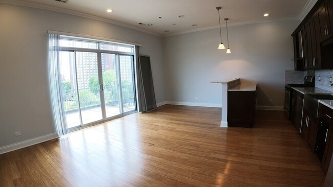 Building Photo - 1609 W Warren Blvd