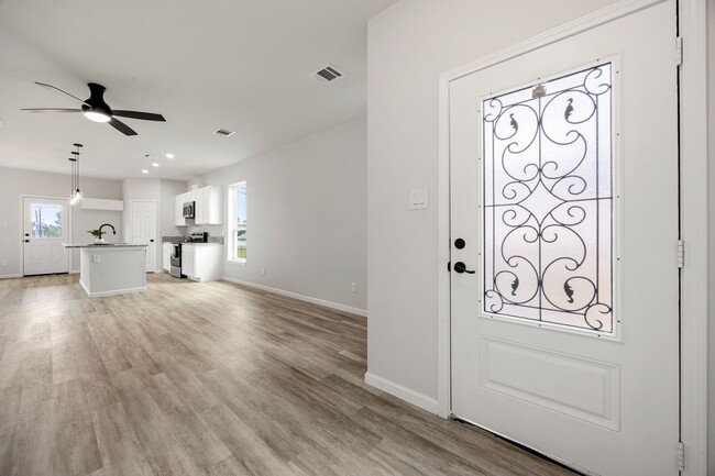 Building Photo - 8 Donna Ct