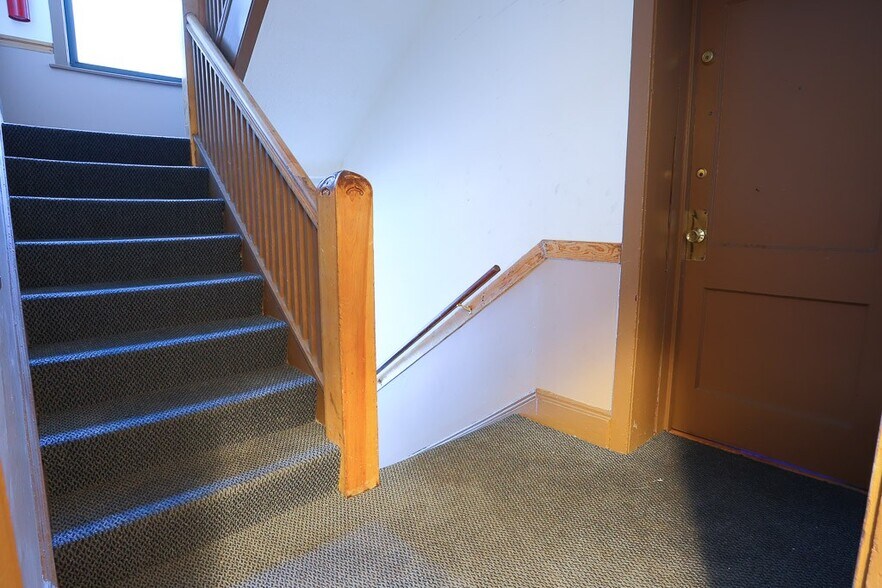 Building Photo - 709 W Roscoe St