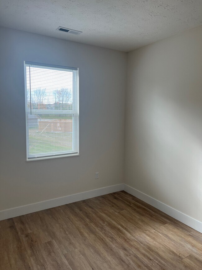 Building Photo - 708 Courtyard Ln