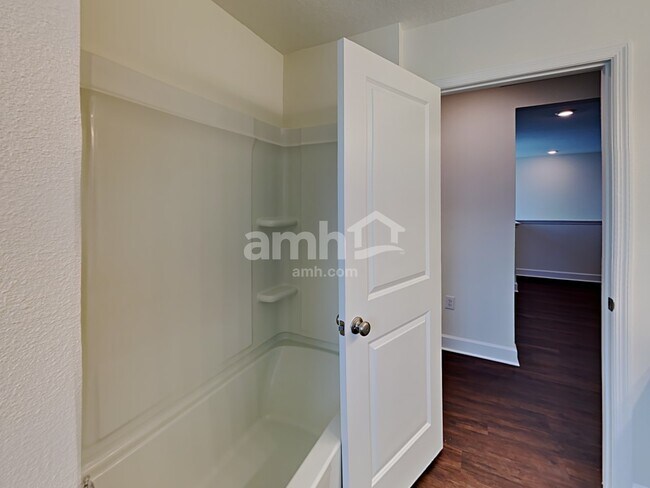 Building Photo - 1048 Walden Pond Dr