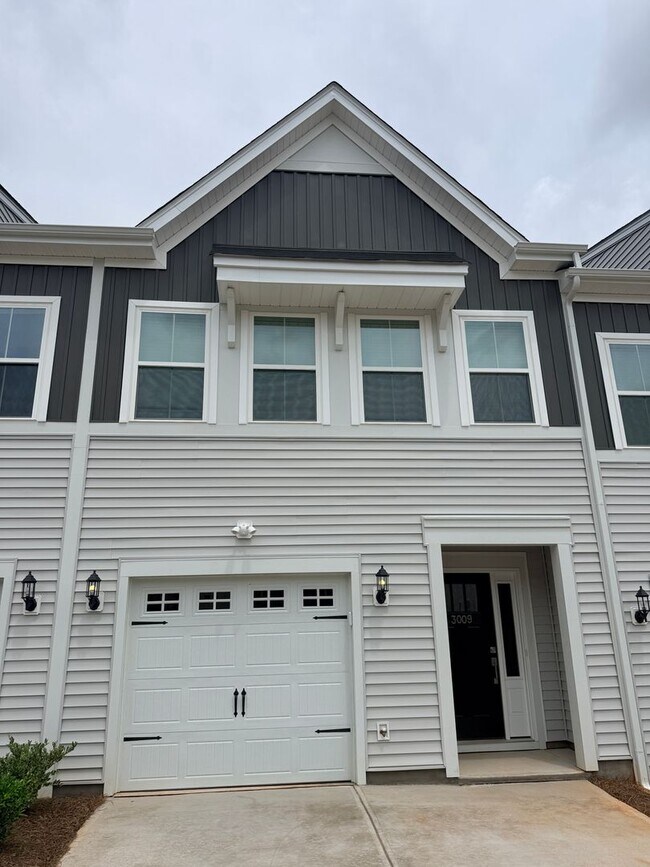Building Photo - Brand New Home minutes from Uptown!