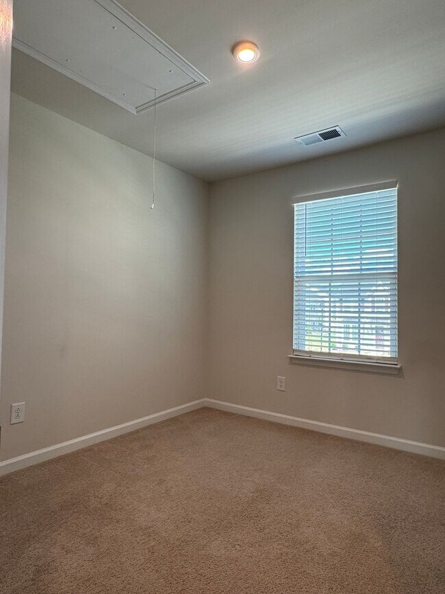 Building Photo - 4914 Crossley St