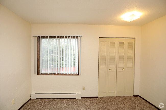 2BR, 1BA - 802 SF - Highland Park Apartments