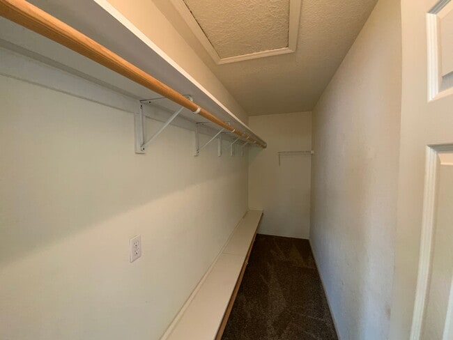 Building Photo - 3 Bedroom Home Available In Gated Communit...