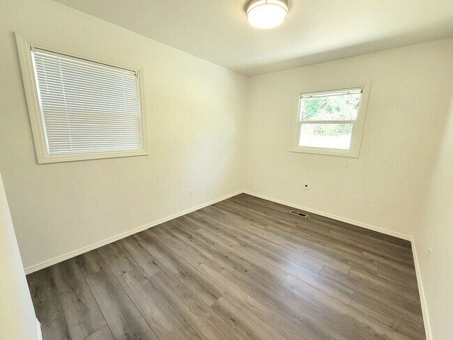 Building Photo - Captivating 3BD/1BA Home with Spacious Yar...