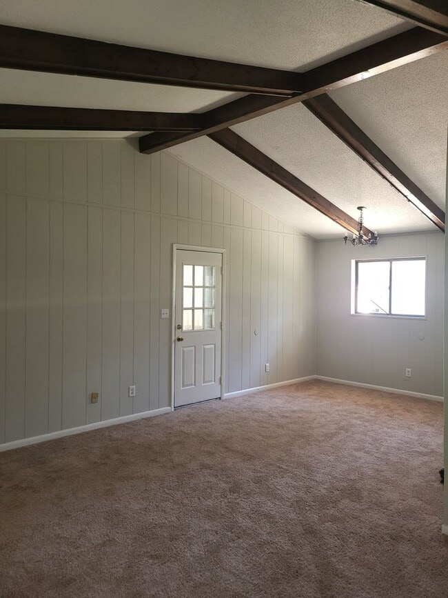 Building Photo - THREE BEDROOM, TWO BATH HOUSE