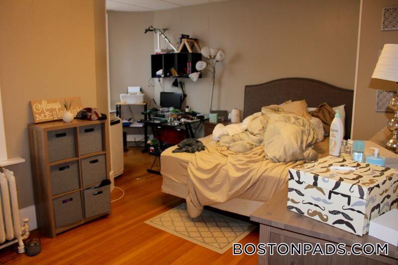 Building Photo - 879 Beacon St