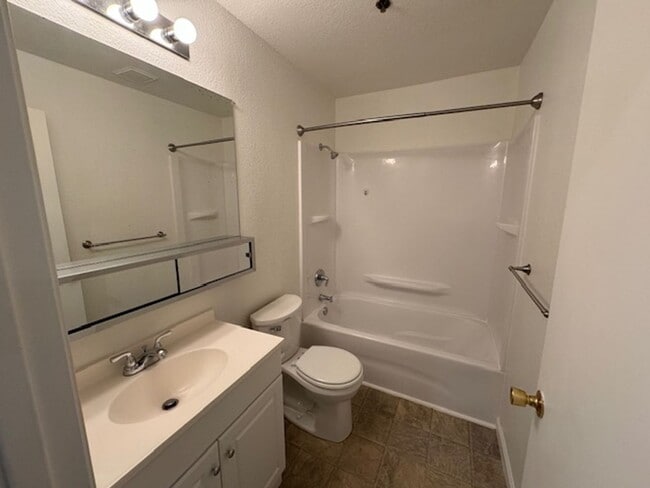 Building Photo - Beautiful 3 Bedroom, 2 Bathroom Upstairs C...