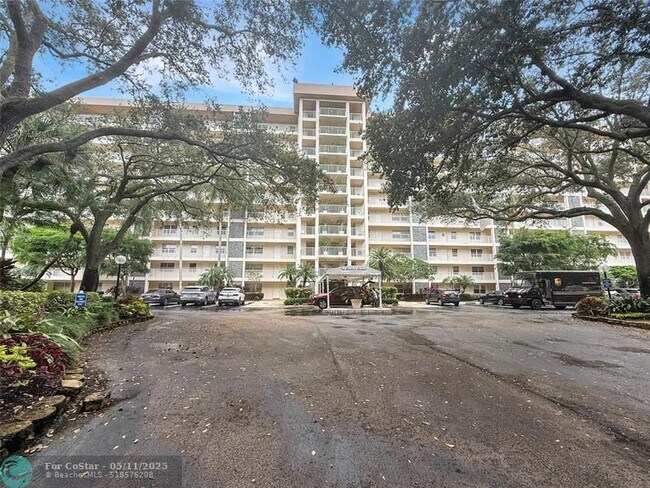 Building Photo - 3520 Oaks Way