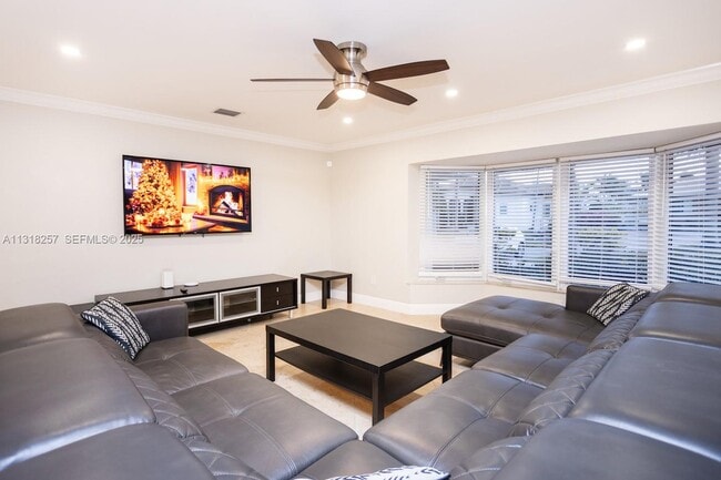 Building Photo - 833 Washington St