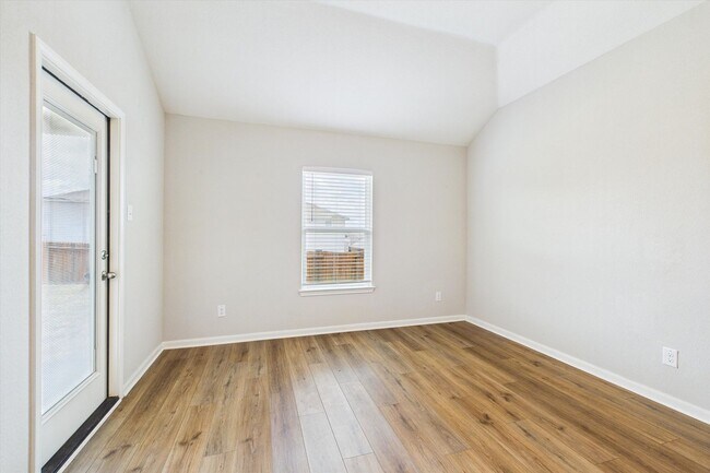 Building Photo - Stunning 4 bedrooms 2 baths single-story h...