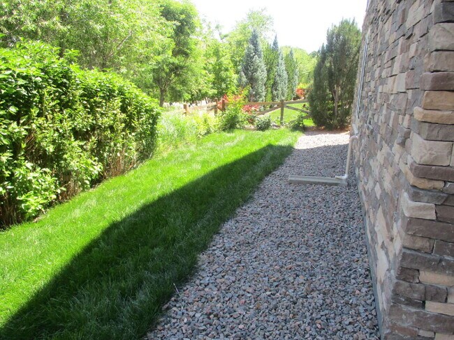 Building Photo - Walkout Basement Apartment - PRICED TO RENT - AVAIL 6/1/26