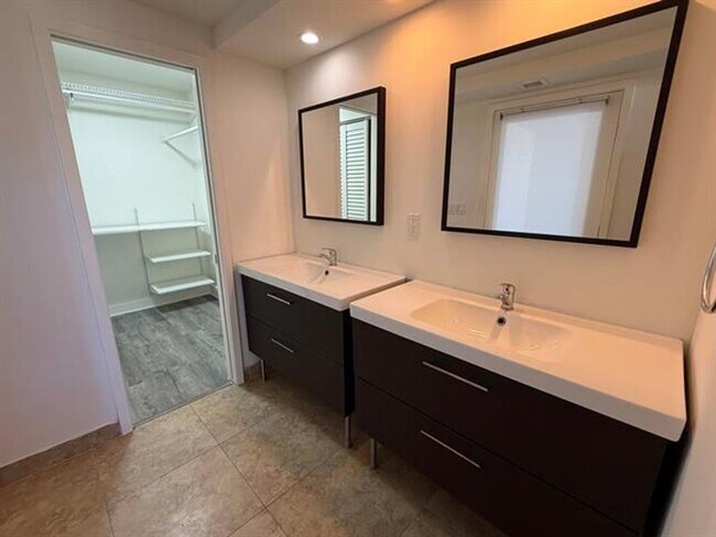 Building Photo - 2000 NE 135th St