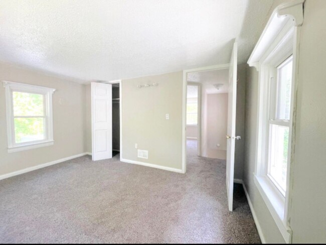 Building Photo - 2 Bed 1 Bath