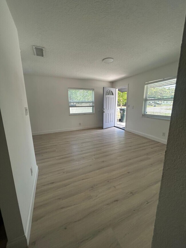 Building Photo - Stylish Tranquil duplex - Near Belleair Beach