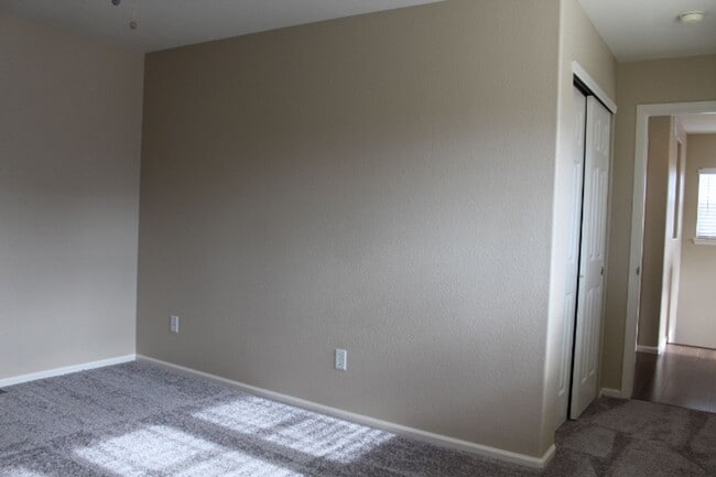 Building Photo - Stunning 3 BR/3 BA in Stockbridge At Meridian Community!