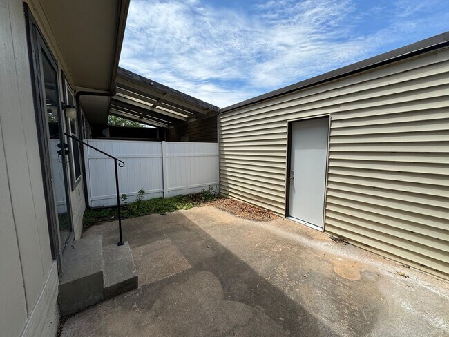 Building Photo - $500 OFF MOVE IN SPECIAL | Cozy Townhome in Quail Creek 2/2.5/2 Car Garage