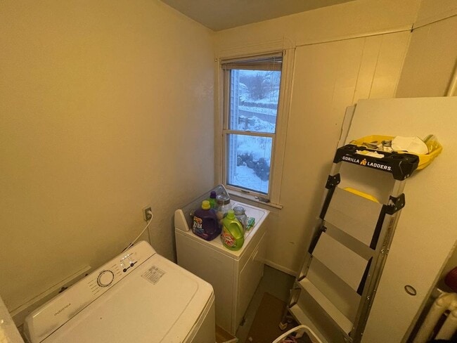 Building Photo - 1725 W 1st St