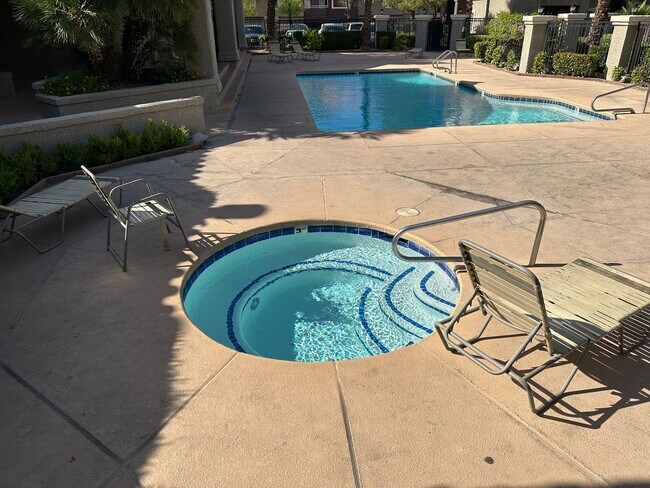 Building Photo - SW!! 2 Bedroom Condo!! 1st Floor!! Newly r...