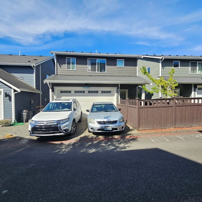 Building Photo - Beautiful 3-Bedroom Home Near Bases & Ferries with Fully Fenced Yard