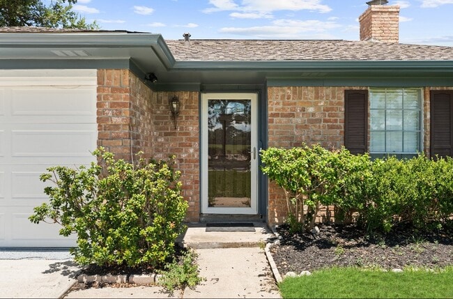 Building Photo - 815 Pebbleshire Dr