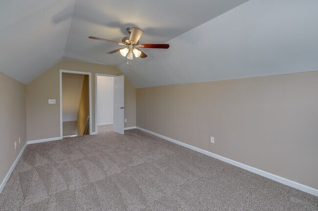 Building Photo - Huge 2 Homes in 1 with 2 full kitchens