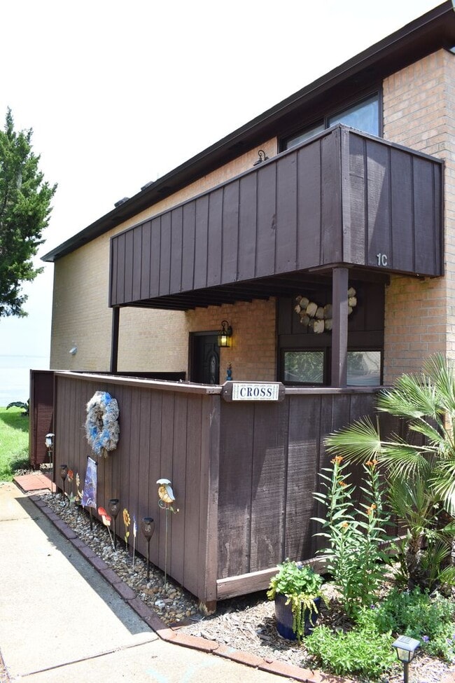 Building Photo - Waterfront Paradise - Fully Furnished Town...