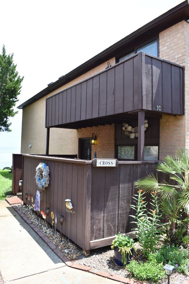 Building Photo - Waterfront Paradise - Fully Furnished Townhome - All Utilities Included