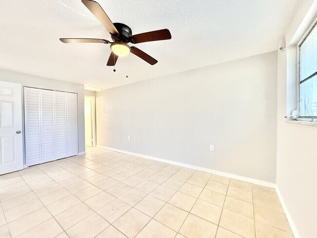 Building Photo - 3407 Palm Dr