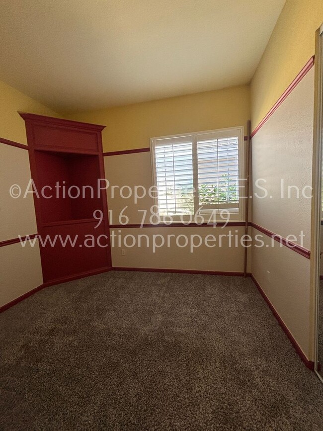 Building Photo - Single Story, Possible In-law or Great Hom...