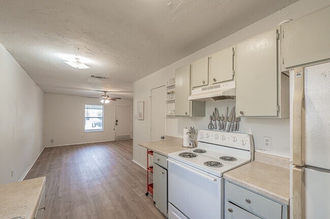 Building Photo - Super cute 2 bedroom 1 bath duplex