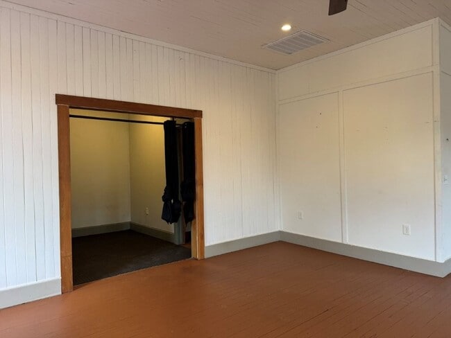 Building Photo - Apartment in Guinda