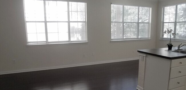 Building Photo - City View Wood Floor Updated Kitchen  2/2 ...