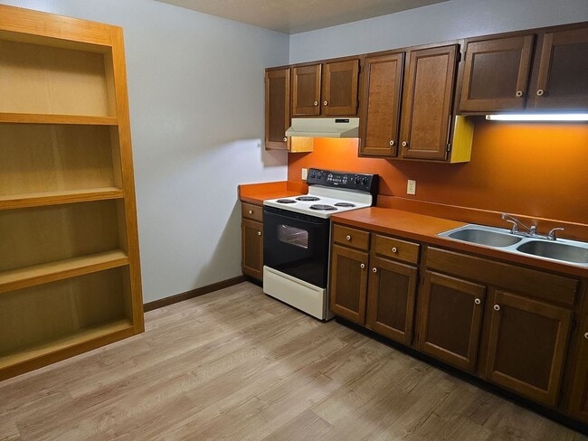 Building Photo - Spacious Living Room