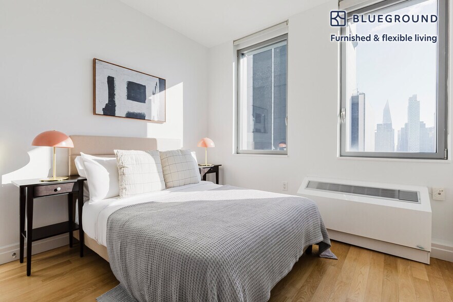 Building Photo - 550 W 54th St