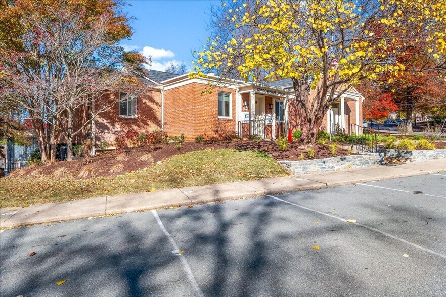 Building Photo - 10631 Weymouth St