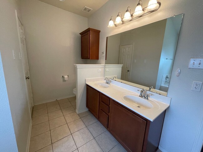 Building Photo - 6200 Suellen Ln