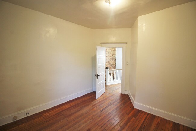 Building Photo - 2026/2027 JHU Off-campus housing for 2019 5bd/2ba w/ W/D! Available 6/15/26