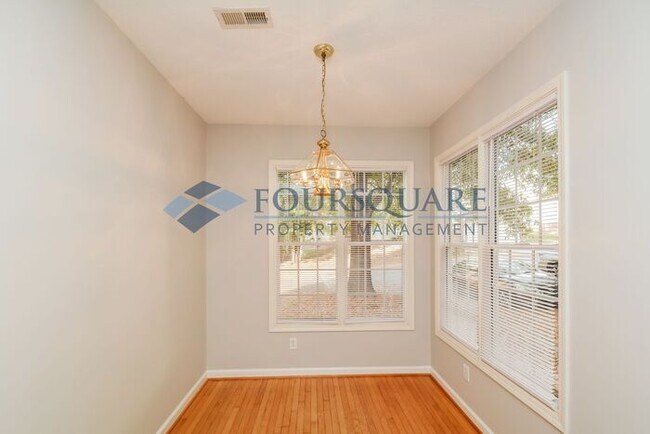 Building Photo - Townhome | 1st Floor Master Bedroom/ Full ...