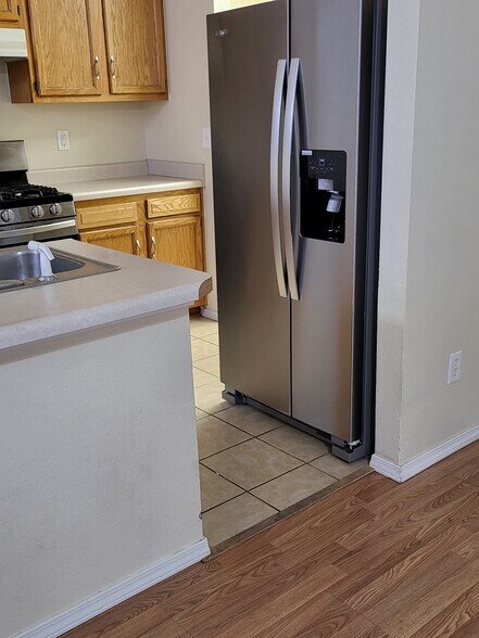 Building Photo - 616 NE Fenway Ave