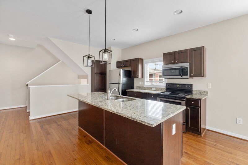 Building Photo - 2102 E Broad St