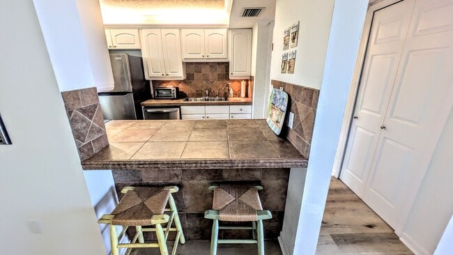 Building Photo - Seasonal/short term 2/2 condo rental with full water view on Longboat Key.