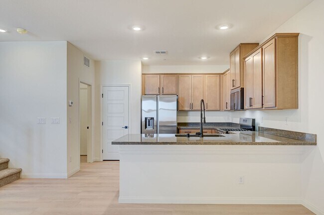 Building Photo - Stunning Summerlin townhome! 2 car garage!