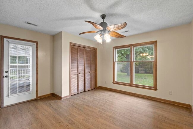 Building Photo - Cul-de-Sac Homesite! Tons of Room!